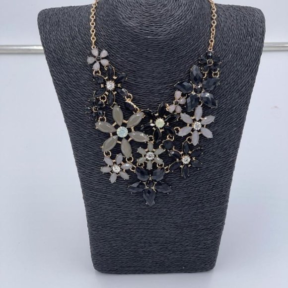 NWT MARY KAY GORGEOUS FLORAL NECKLACE DESIGNED WITH CUBIC ZIRCONIA STONES - Picture 1 of 5